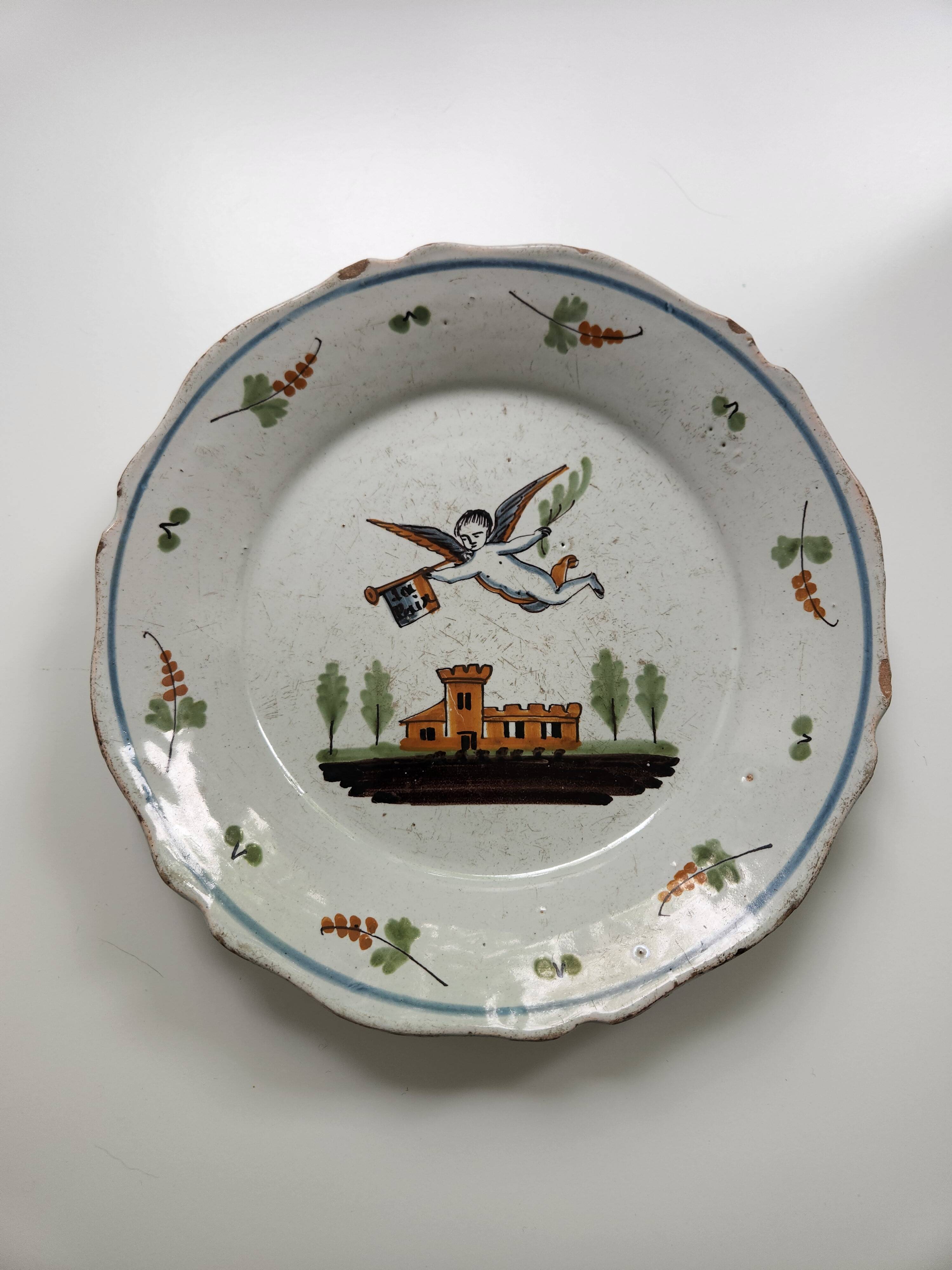 Assiette ancienne en faïence de Nevers