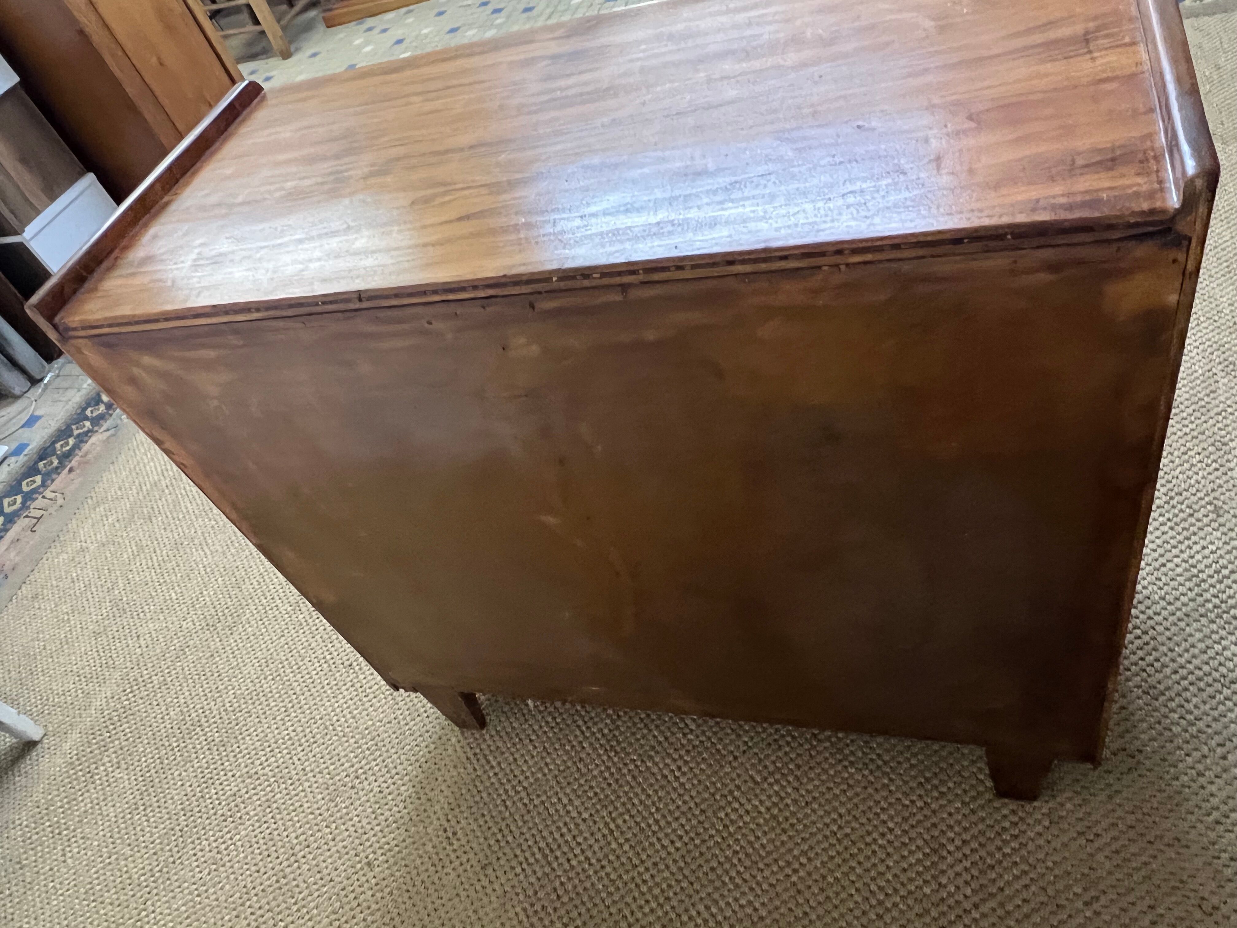 Small storage cabinet / chest of drawers