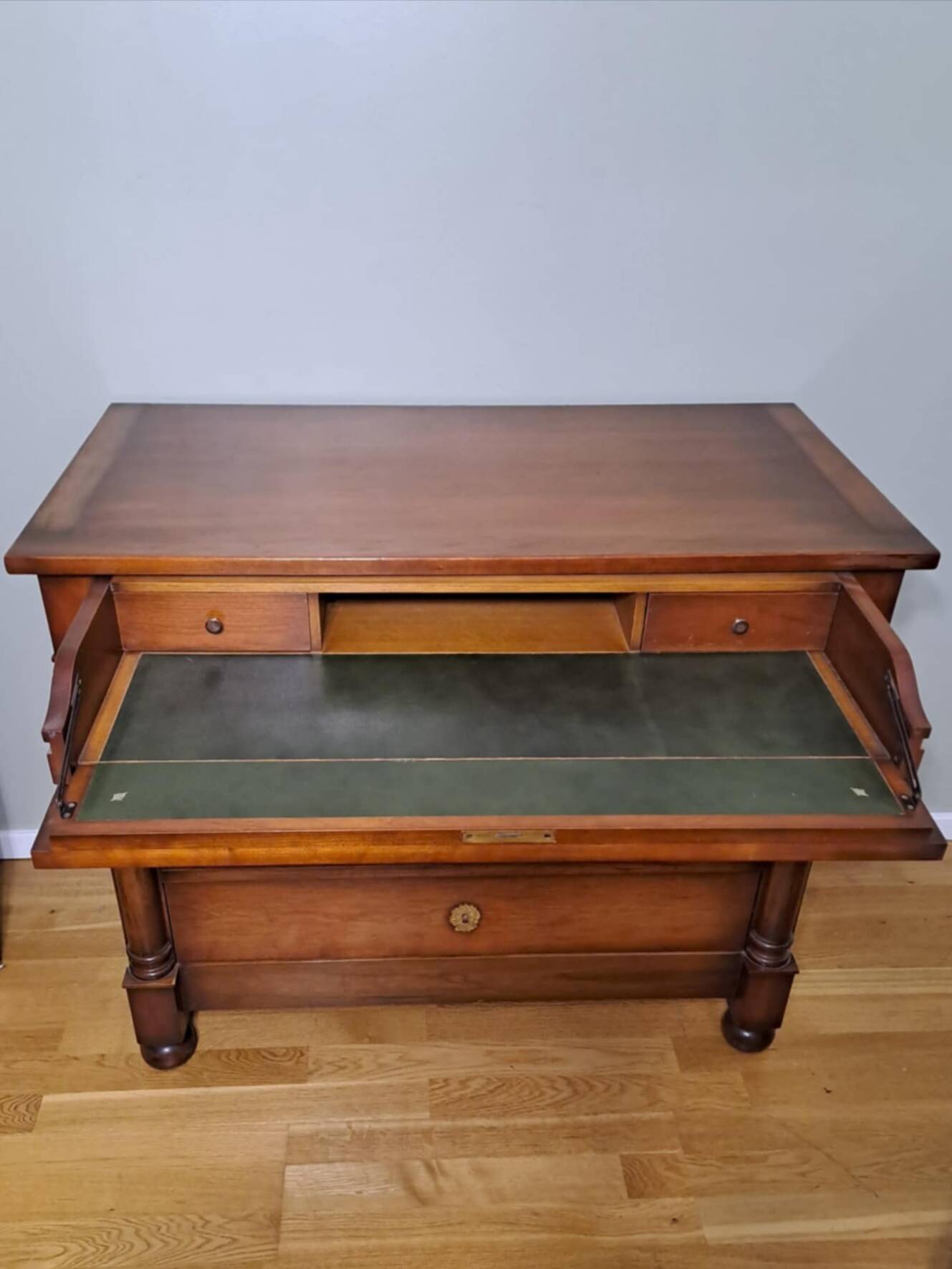 Mahogany chest of drawers