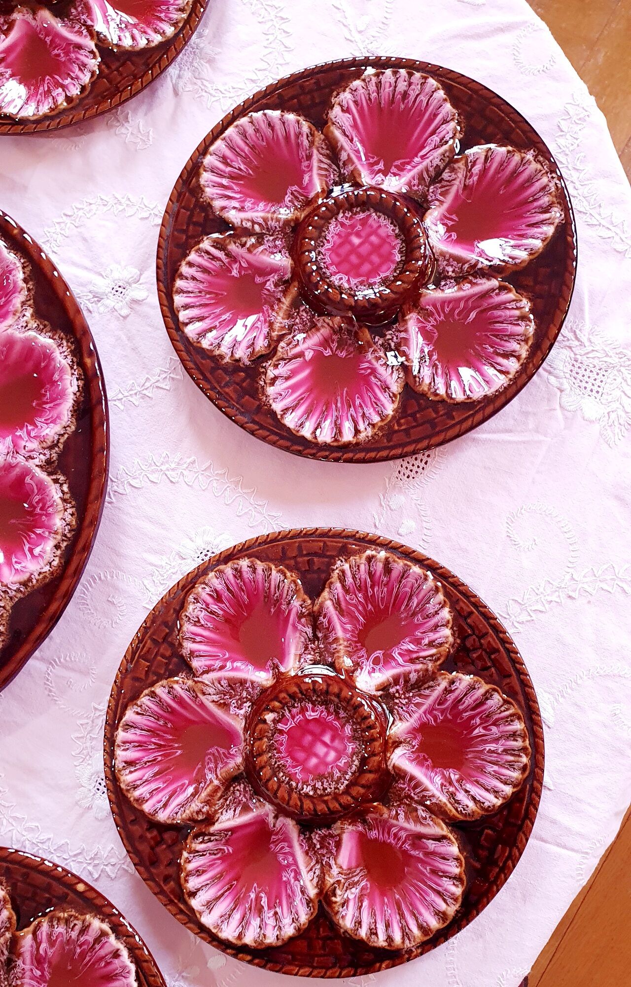 Service oyster plates and presentation dish Vallauris signed Marius Giuge vintage pink
