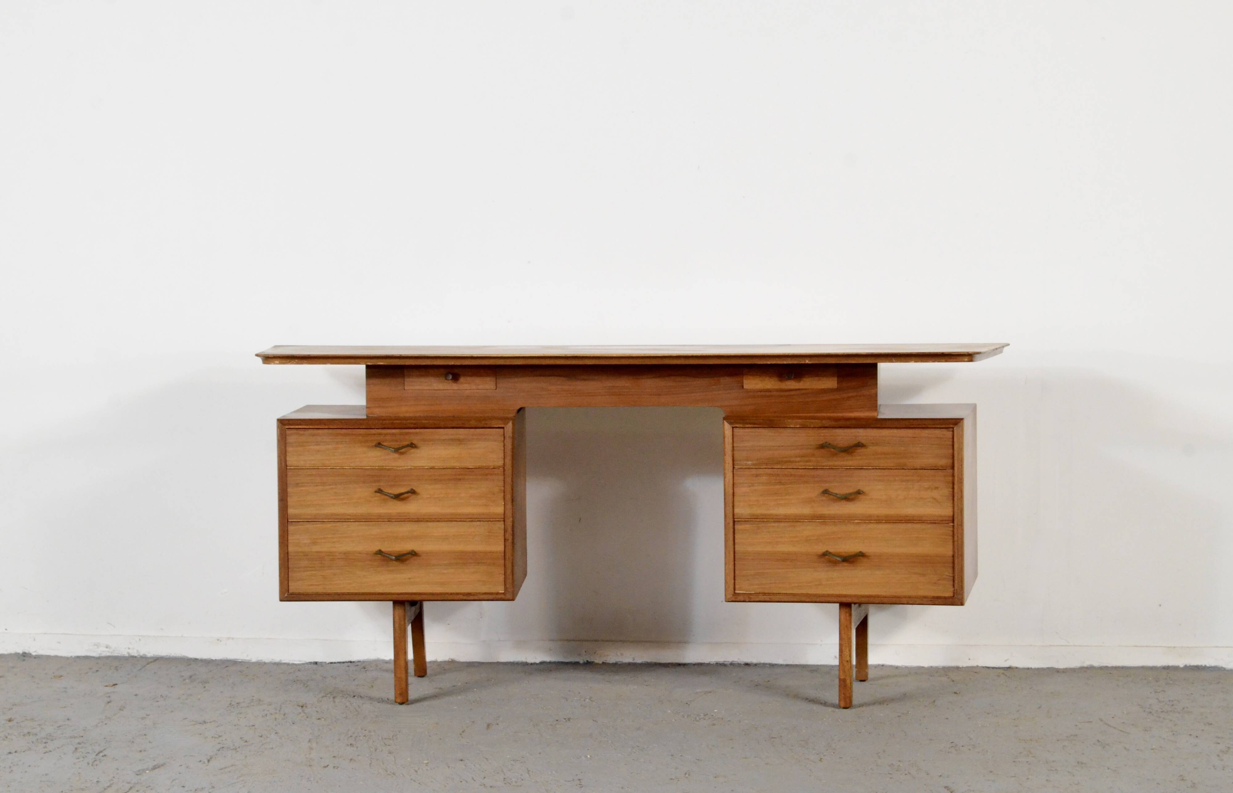 Bureau Alfred Cox du milieu du siècle en noyer et laiton. Style rétro/moderne/da