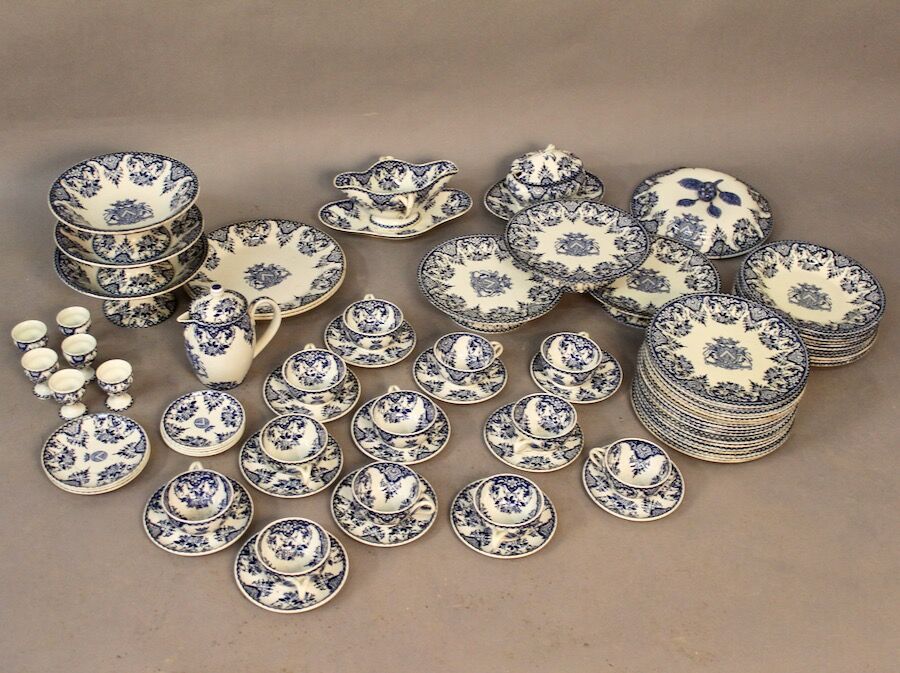 Service in faience of Gien Coat of arms crown and lions XIXth