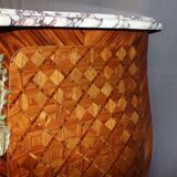 Commode de style Louis XV en marqueterie de cube