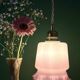 Suspension globe vintage en opaline blanche et rose