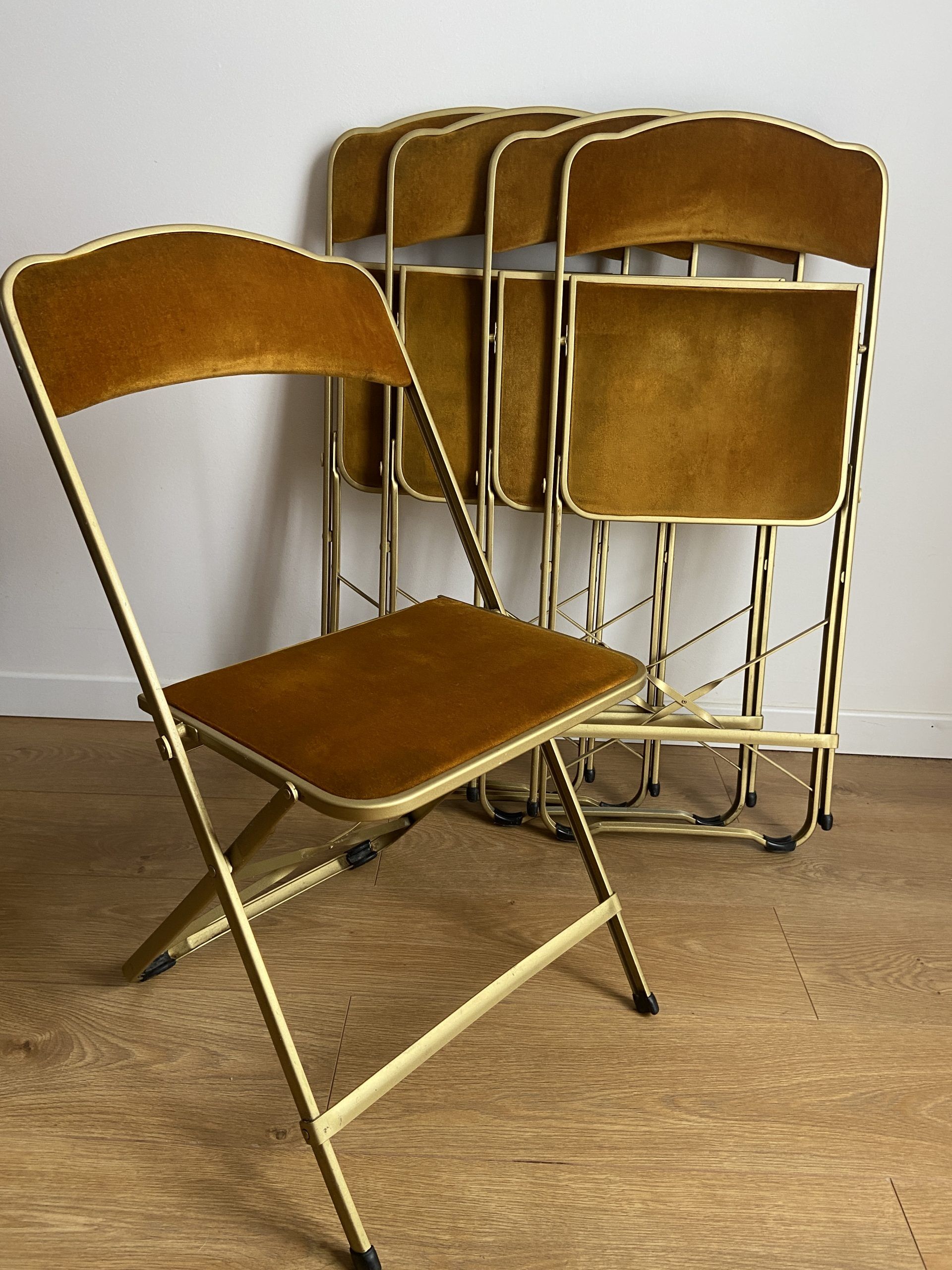 Vintage chaisor folding chair in gold yellow velvet