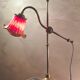 Lampe1900 laiton socle fonte tres lourd , tulipe rouge peint et or