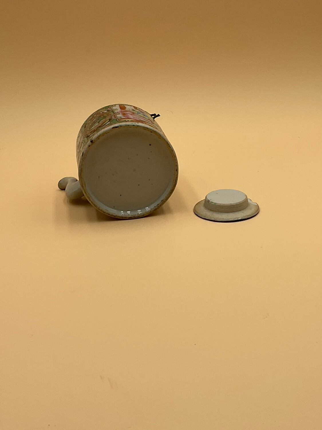 Porcelain teapot from China Canton XIX°