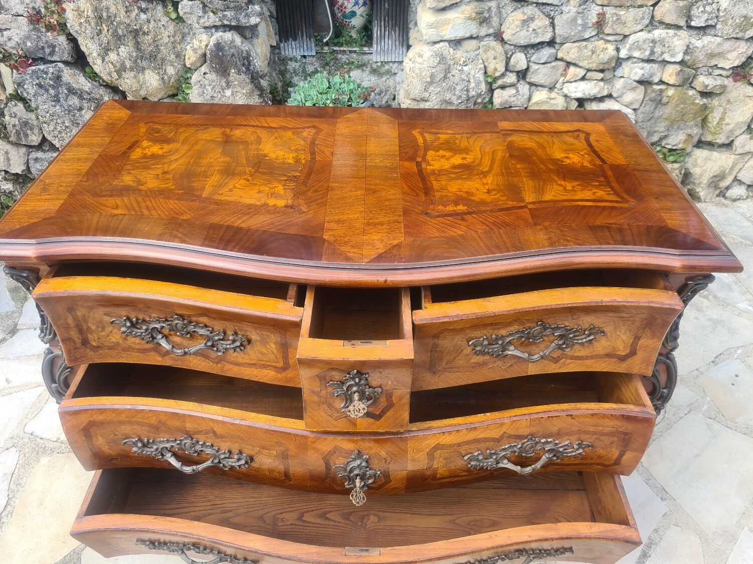 Marquetry tomb chest of drawers