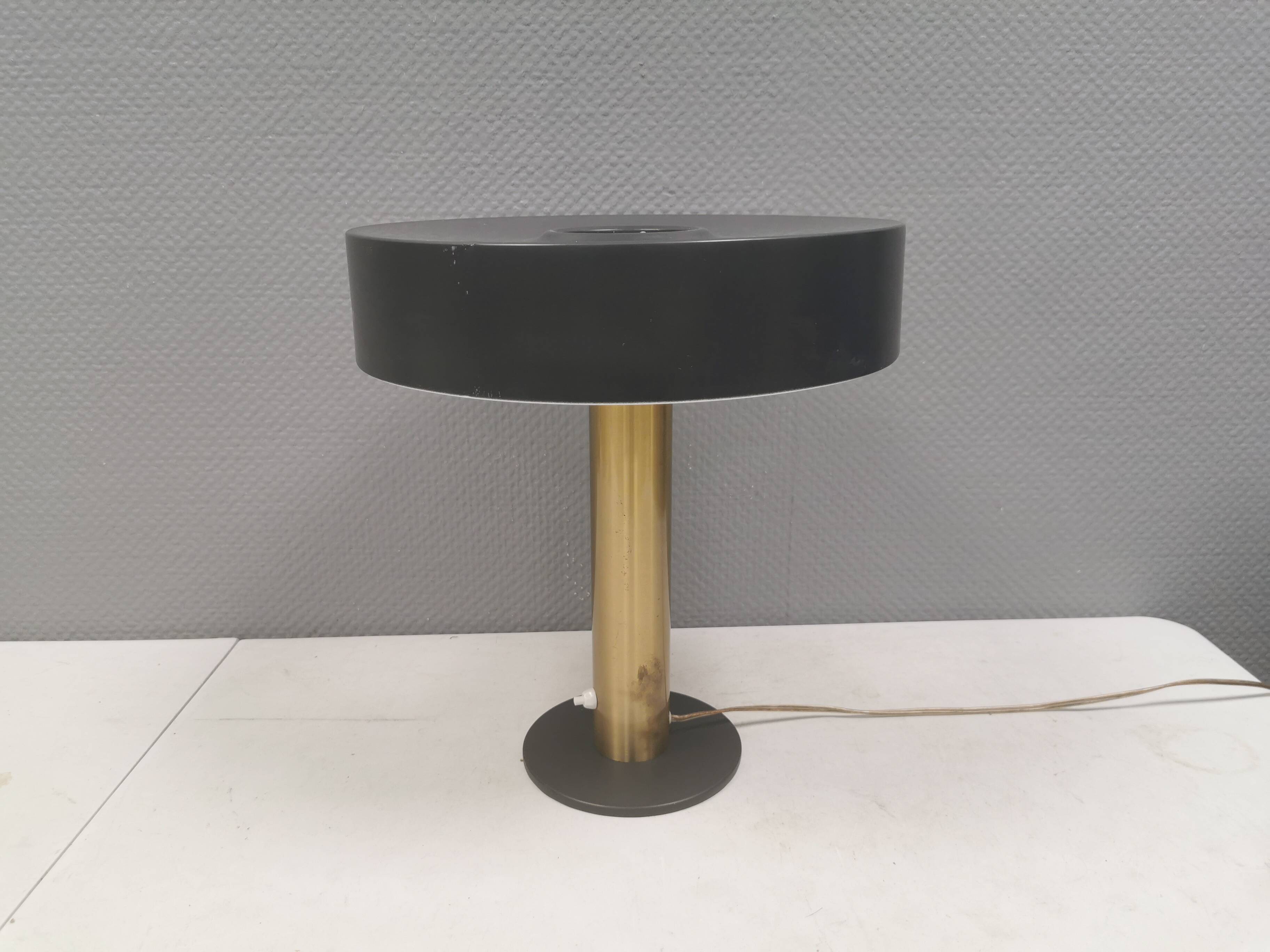Lampe de table danoise avec une base en laiton massif et un abat-jour en métal laqué gris.