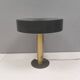 Lampe de table danoise avec une base en laiton massif et un abat-jour en métal laqué gris.