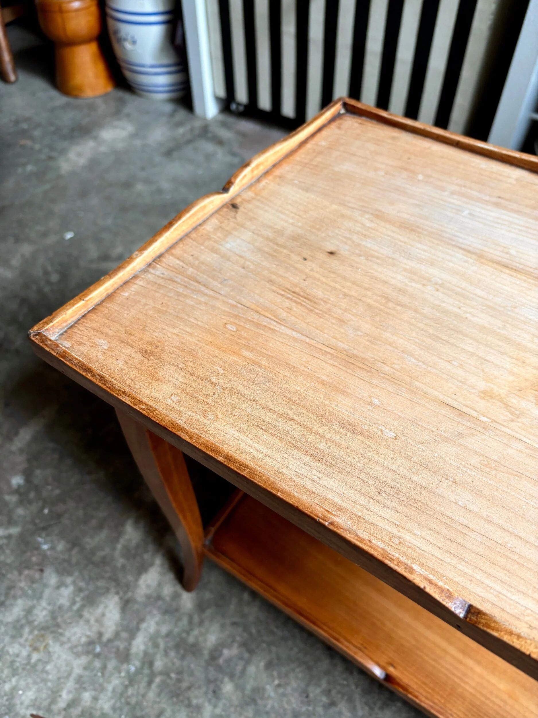 Coffee table, side table in light wood with saber legs.