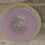 coupe en verre mouchetée rose avec liseré jaune