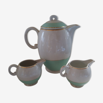 Teapot with milk pots