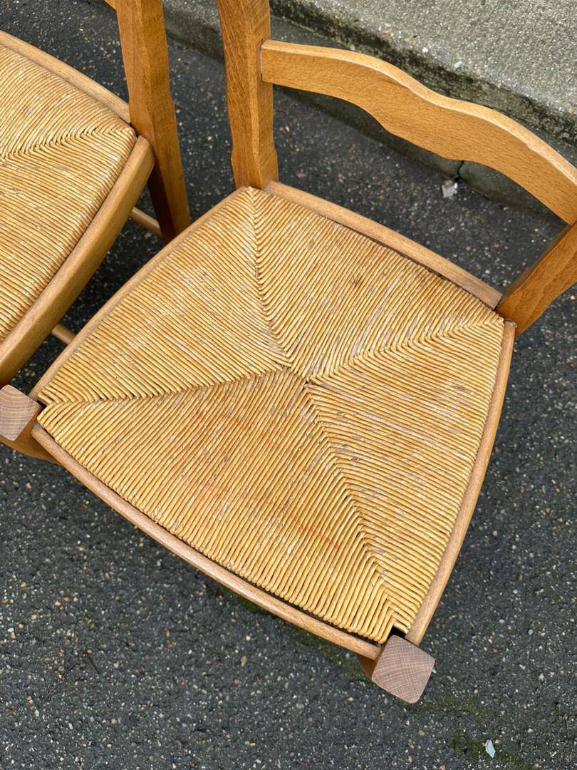 2 solid wood and rush-seated chairs in Louis XV style with shell carving from the 20th century.
