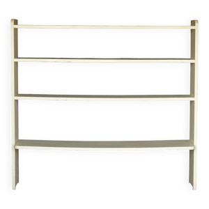 une étagère en bois