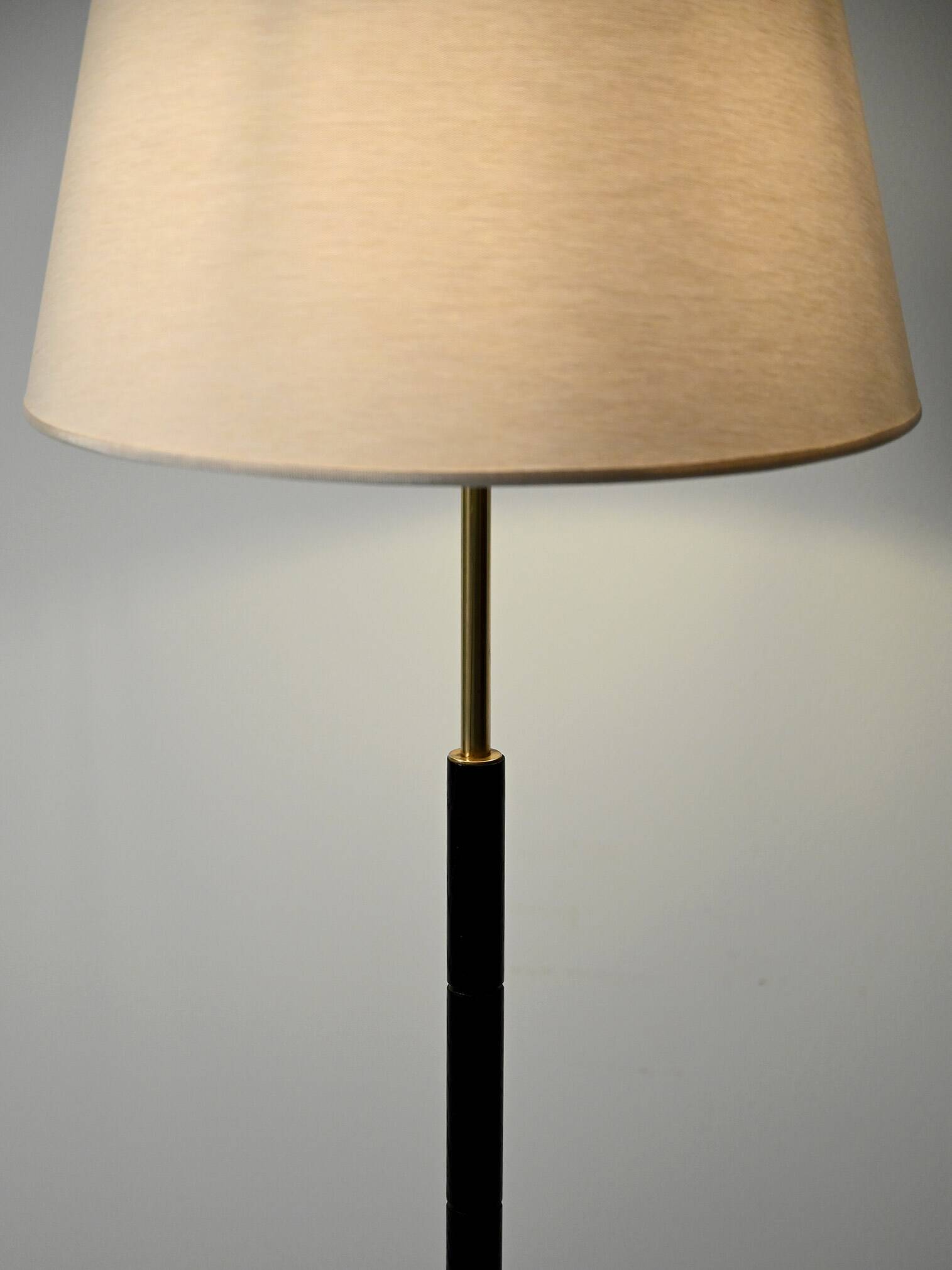 Lampadaire scandinave en laiton et bois noir, années 1950/60