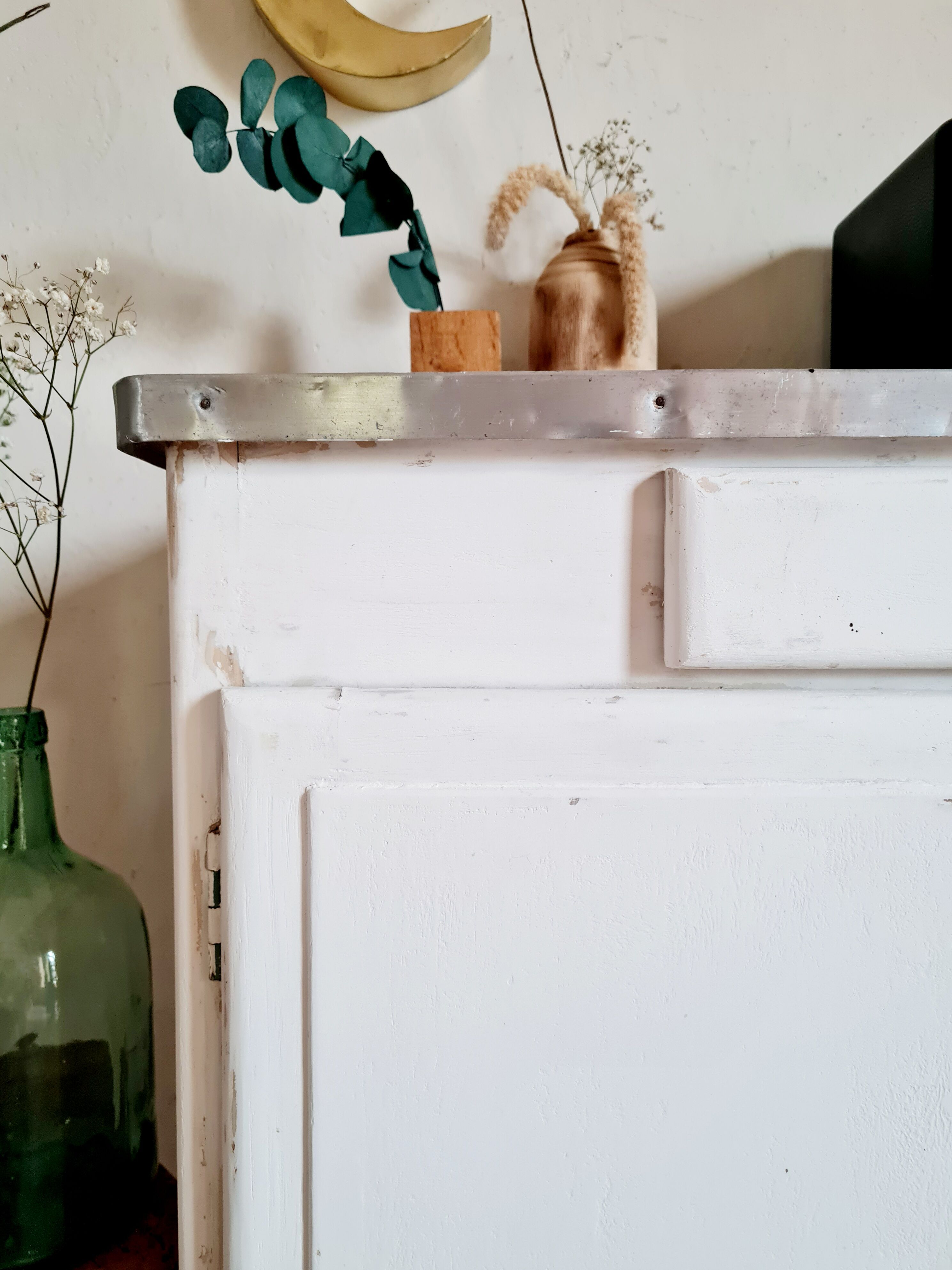 Buffet down Mado renovated tropical paper