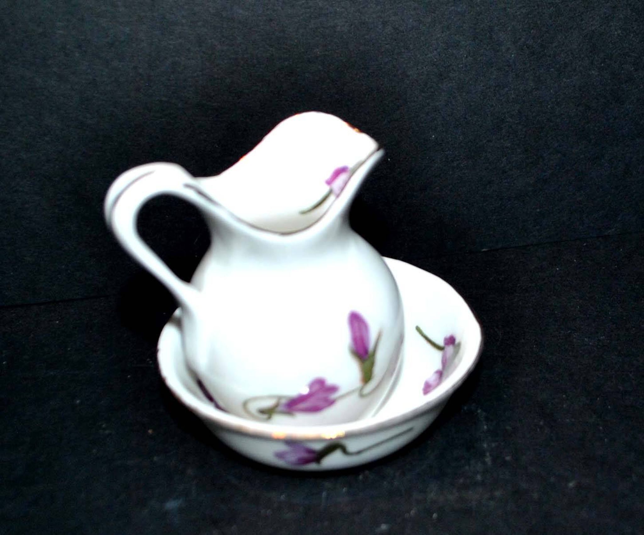 Miniature porcelain pitcher and toilet basin with violet flower decoration - Dinette Dollhouse