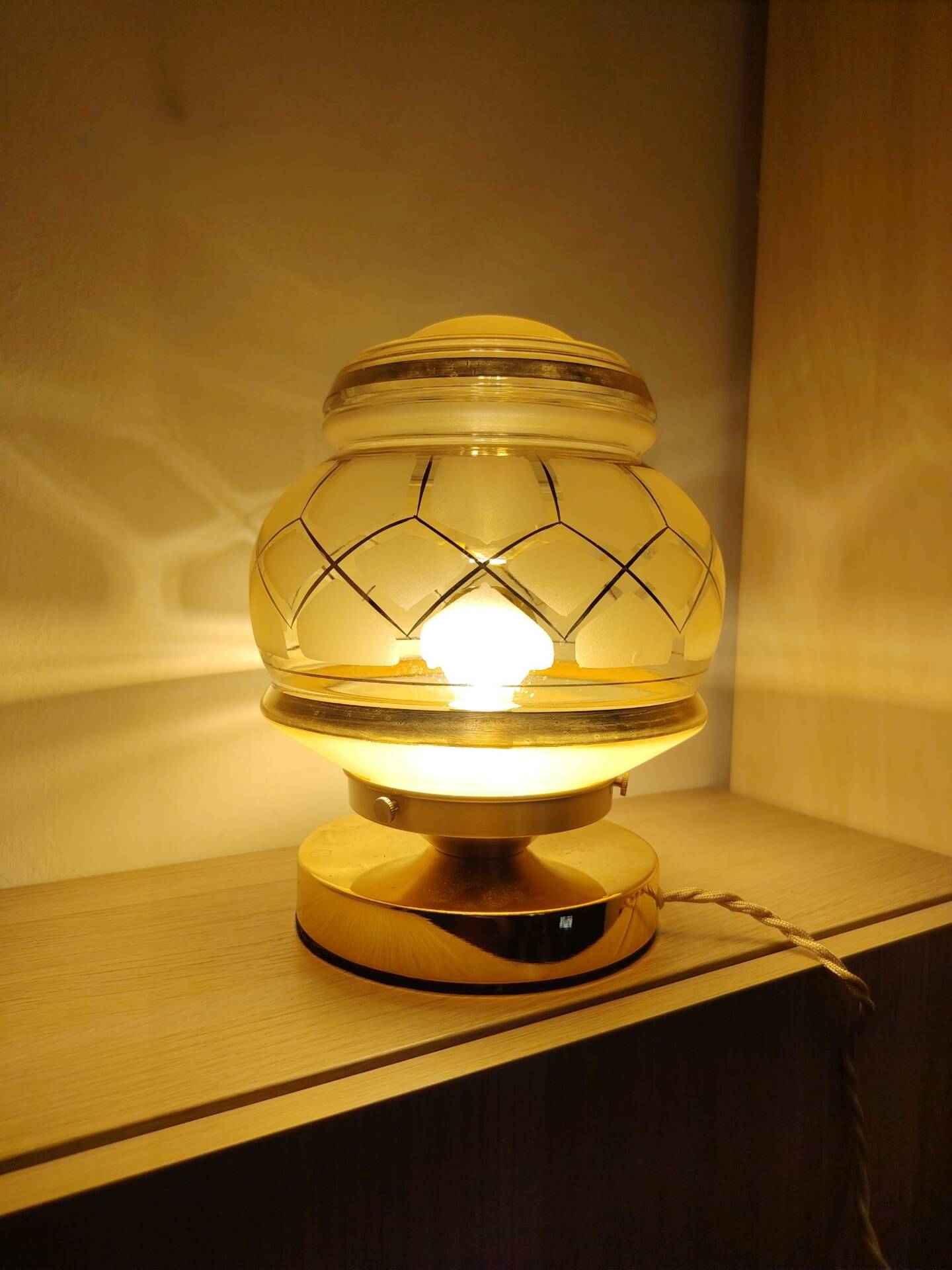 Gold table lamp in Art Deco glasswork