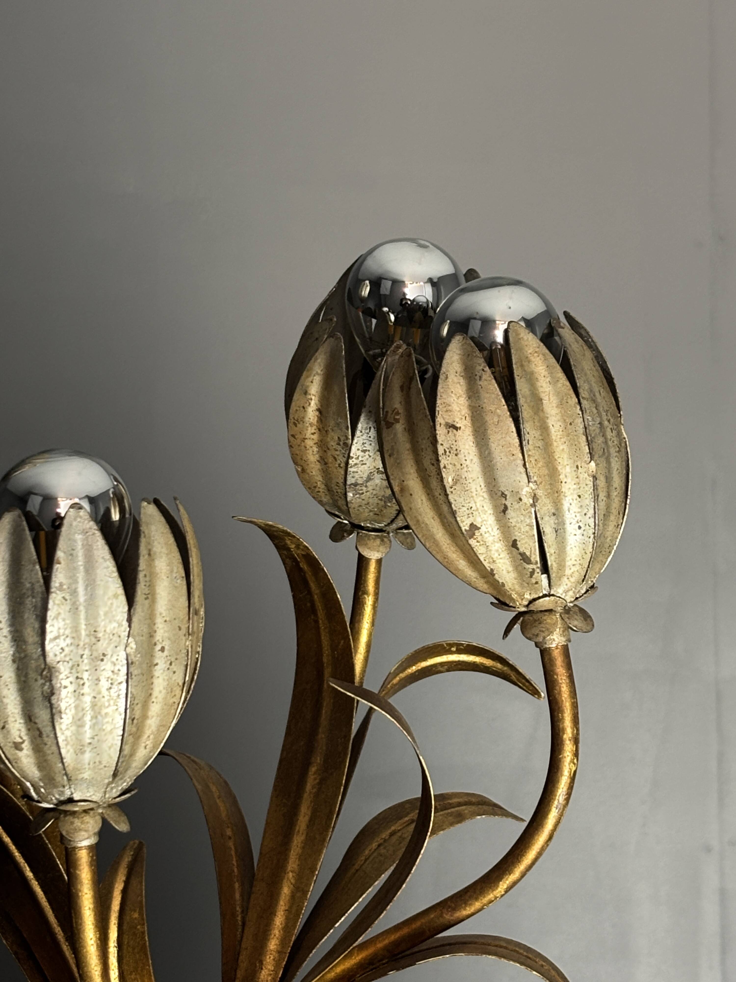 Midcentury Hollywood Regency Florentine gilt metal flower table lamp, 60s.