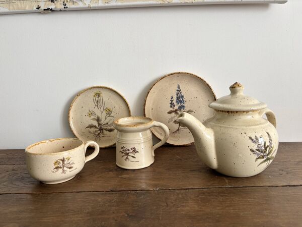 Ensemble en grès vintage – Décor botanique / fleurs sauvages – Années 70