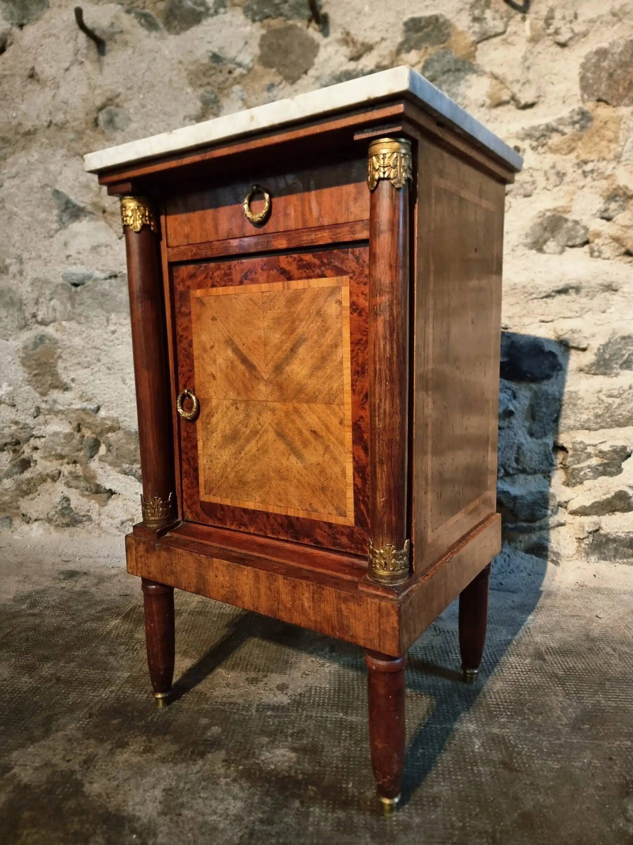 Table de chevet Empire français avec dessus en marbre