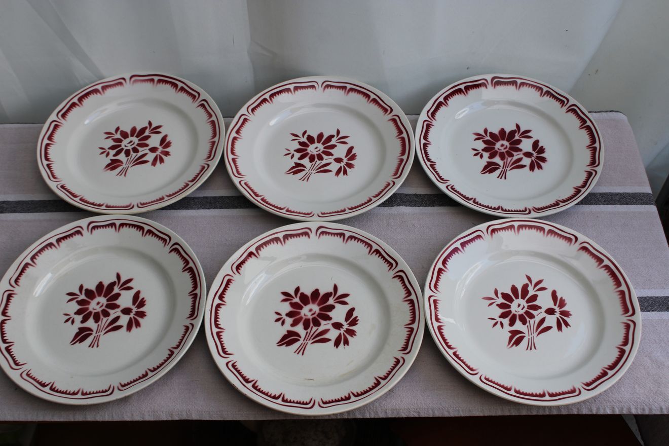 Set of 6 flat ceramic plates