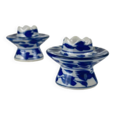 Set de 2 bougeoirs en porcelaine bleu et blanche, XXe