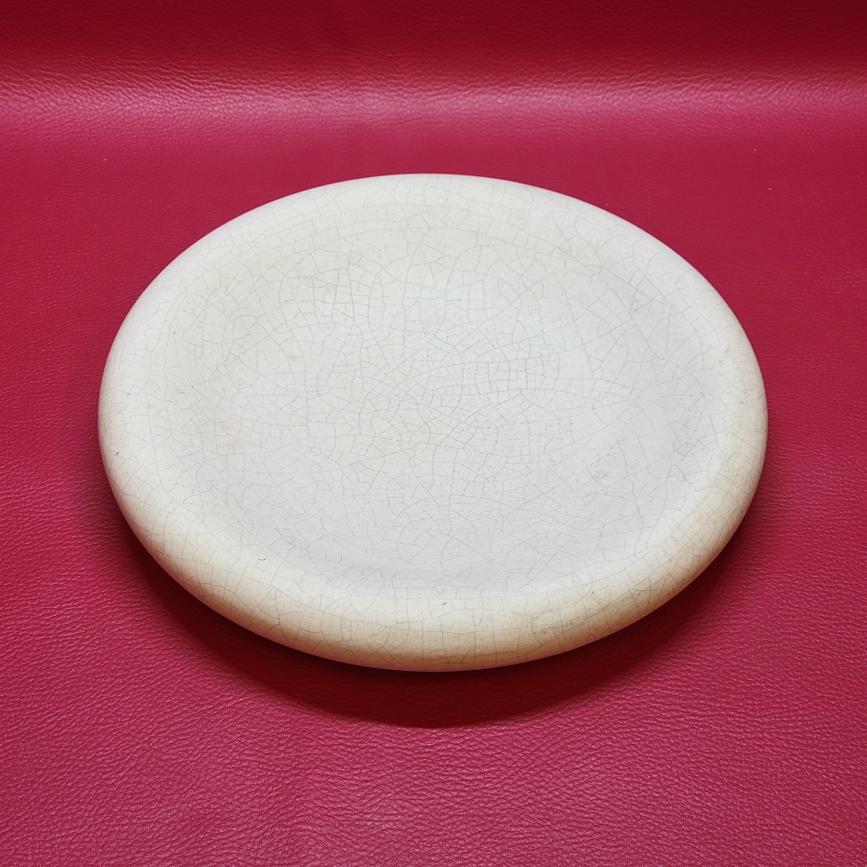 Empty white pocket in cracked ceramic matte François Chatain cup plate