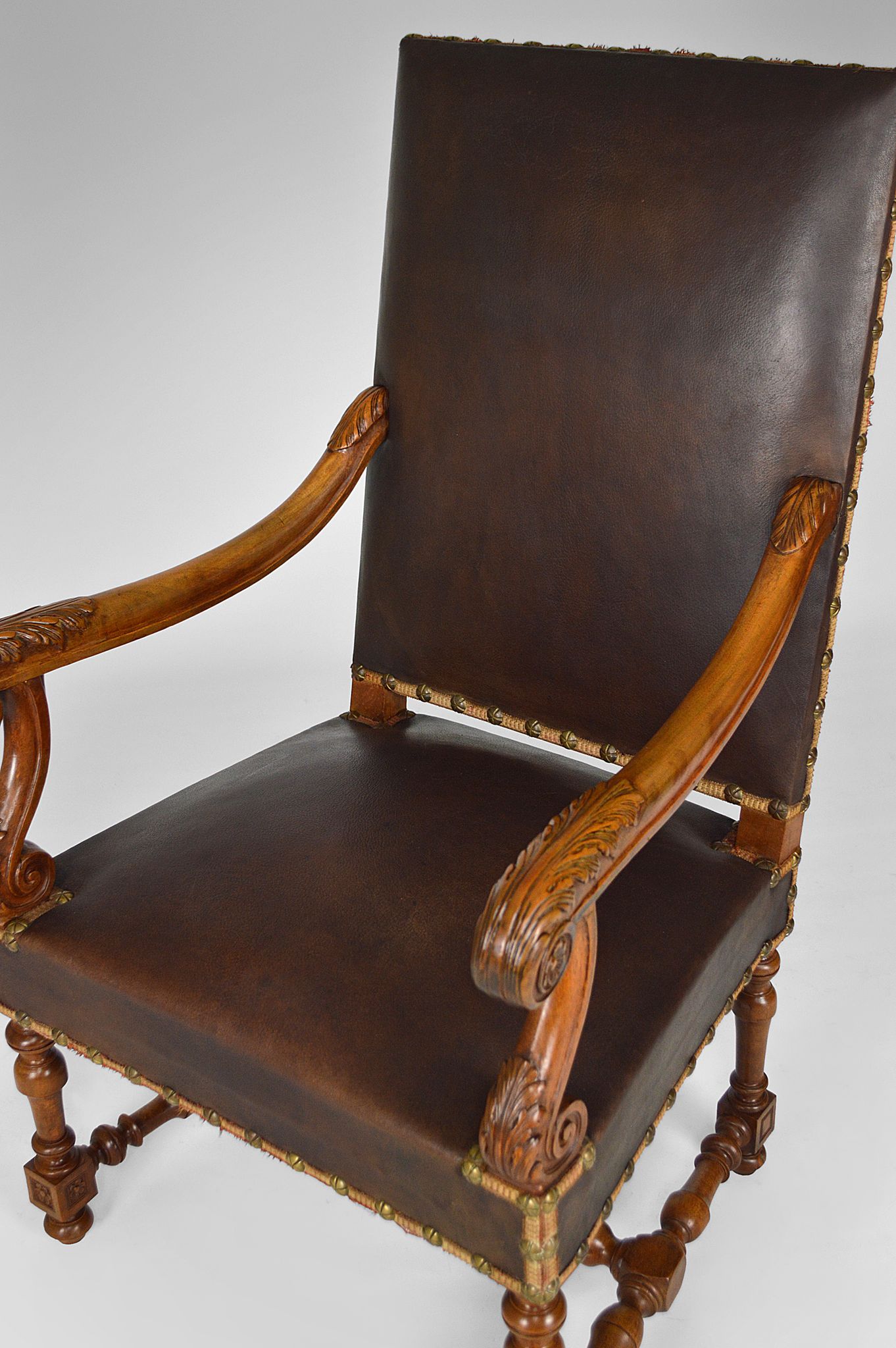 Fauteuil de bureau Louis XIII en cuir et noyer sculpté vers 1860