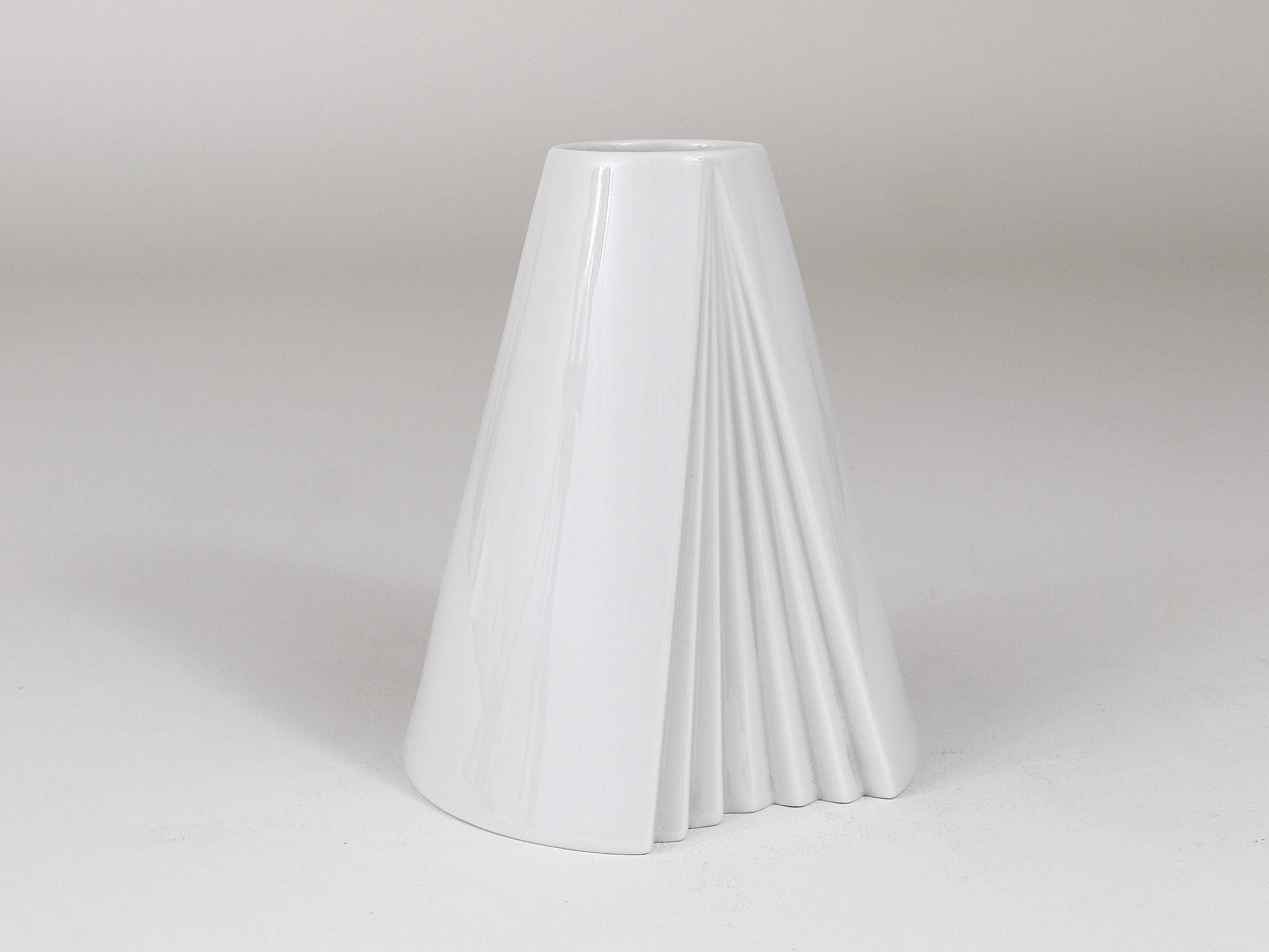 Geometric white porcelain vase Op Art Ambrogio Pozzi Rosenthal, Germany, 1980s