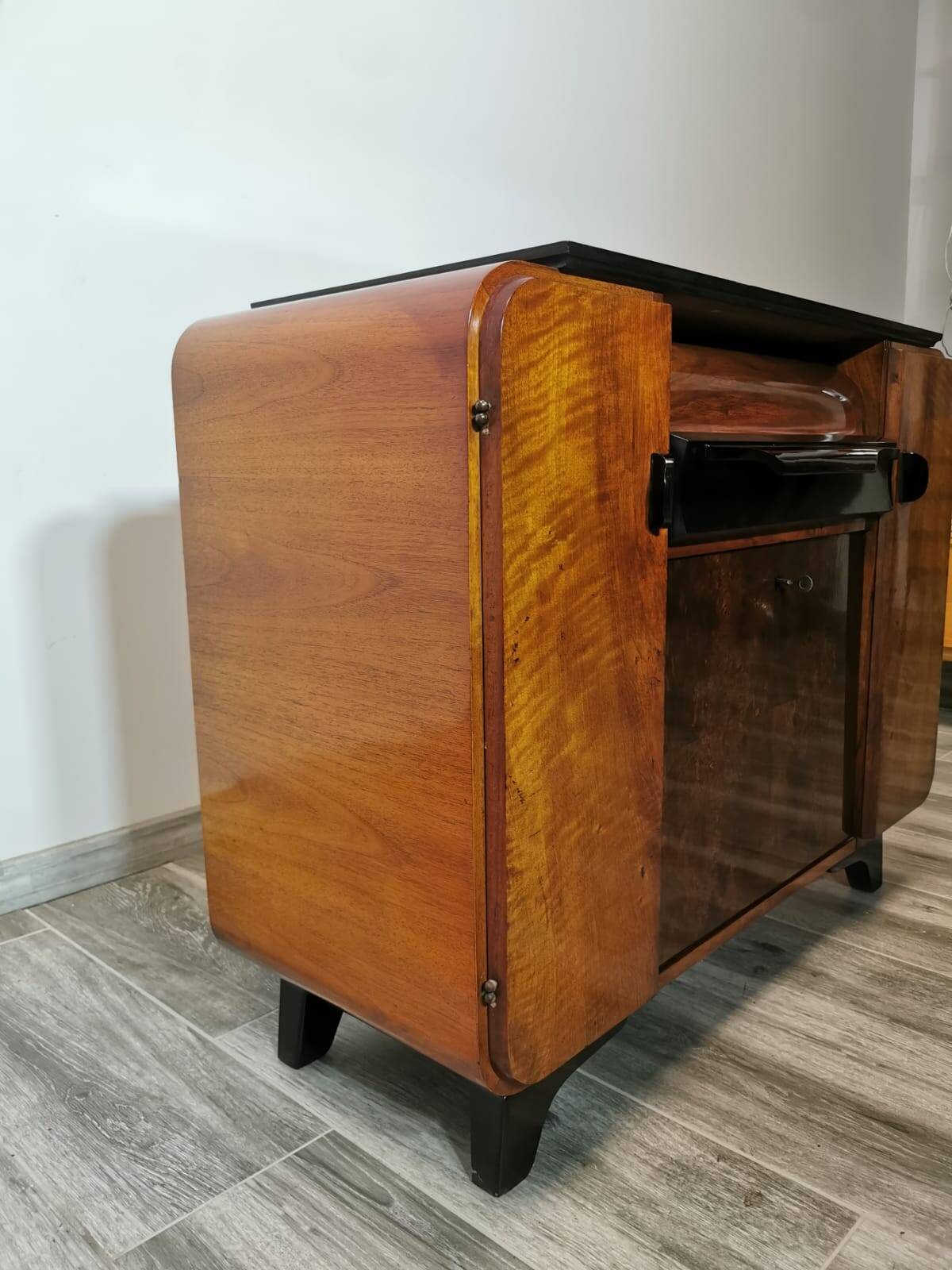 Armoire Gramophone par Jindrich Halabala