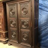 Armoire ancienne Louis XIII en noyer massif avec ses portes sculptées