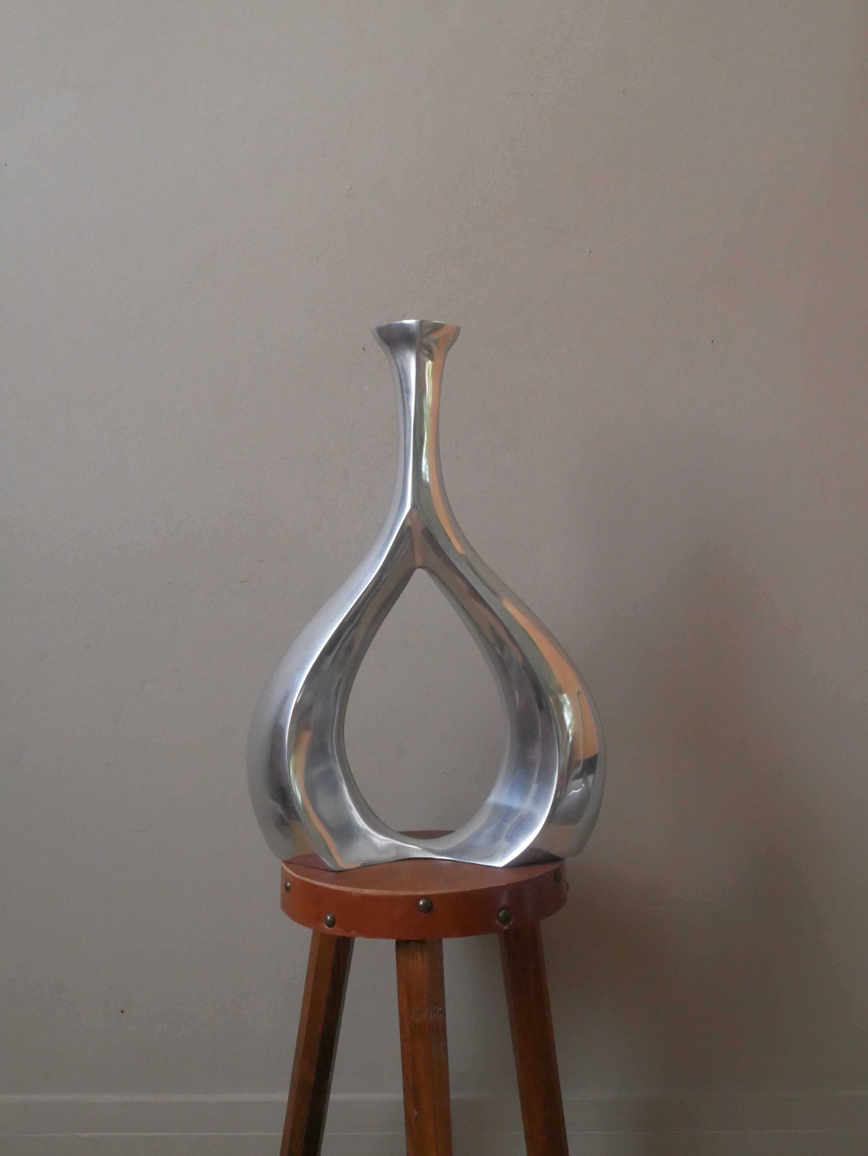 Contemporary design cast aluminum soliflore vase