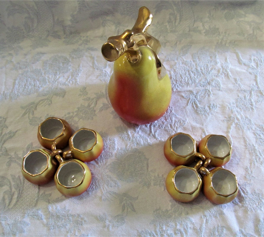 8 tasses et une bouteille en forme de poire 1960