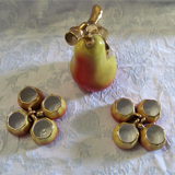 8 tasses et une bouteille en forme de poire 1960