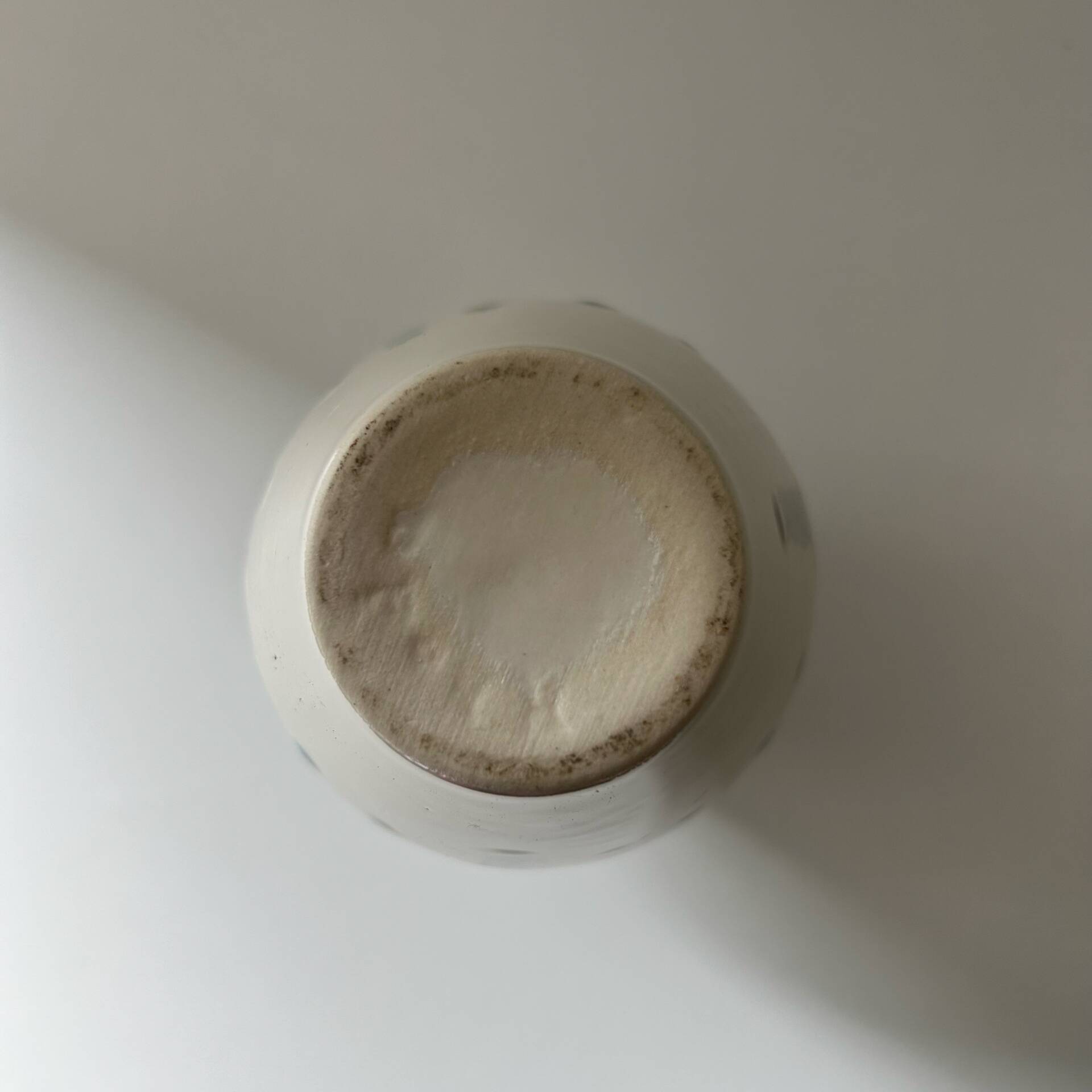 Vase aux coulures bleutées 
