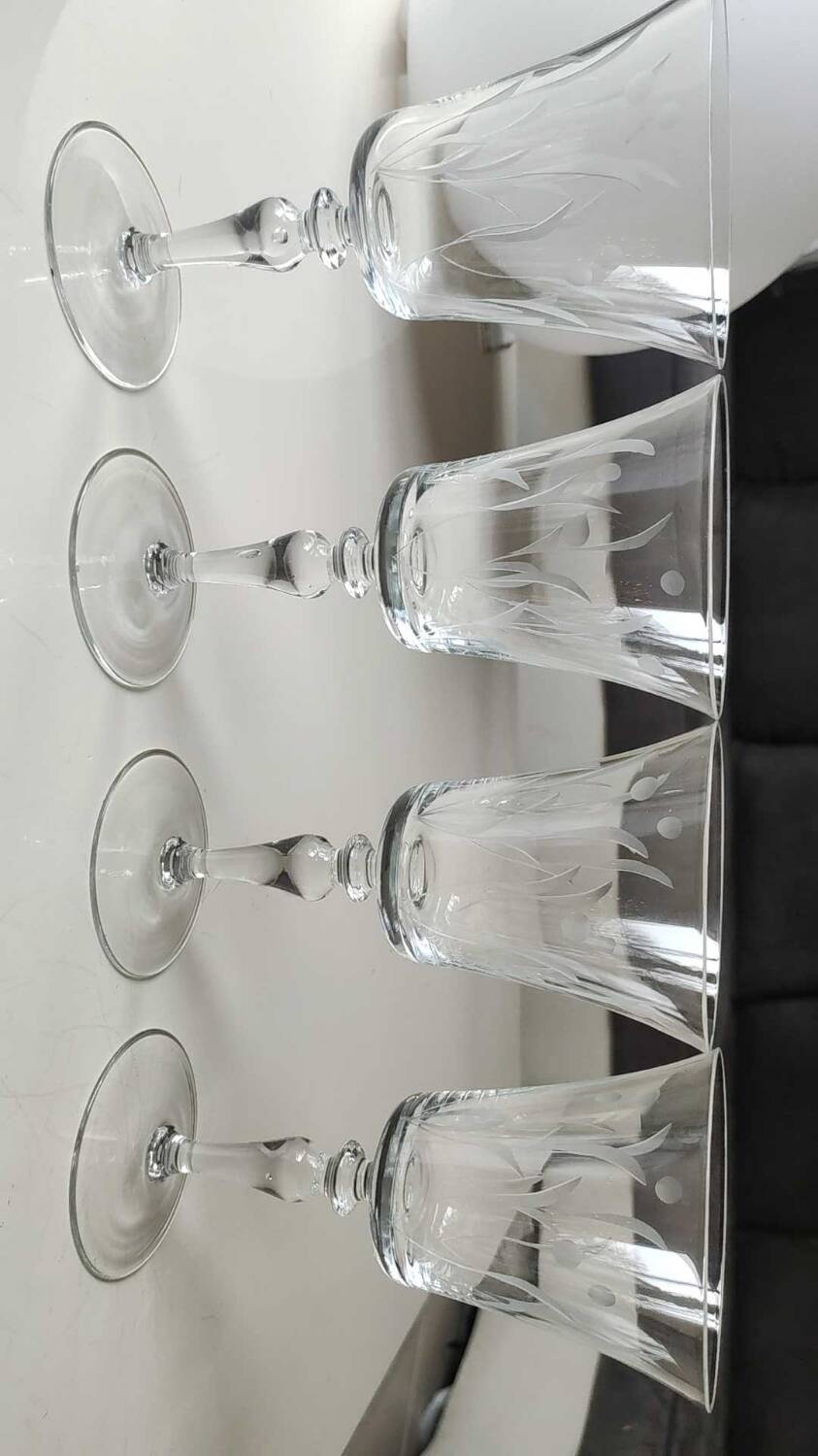 Set of 8 glasses with flared neck, in crystal. With frosted plant decoration. Height 16 cm