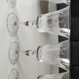 Lot 8 Verres à col évasé, en cristallin. A Décor végétal dépoli. Haut 16 cm