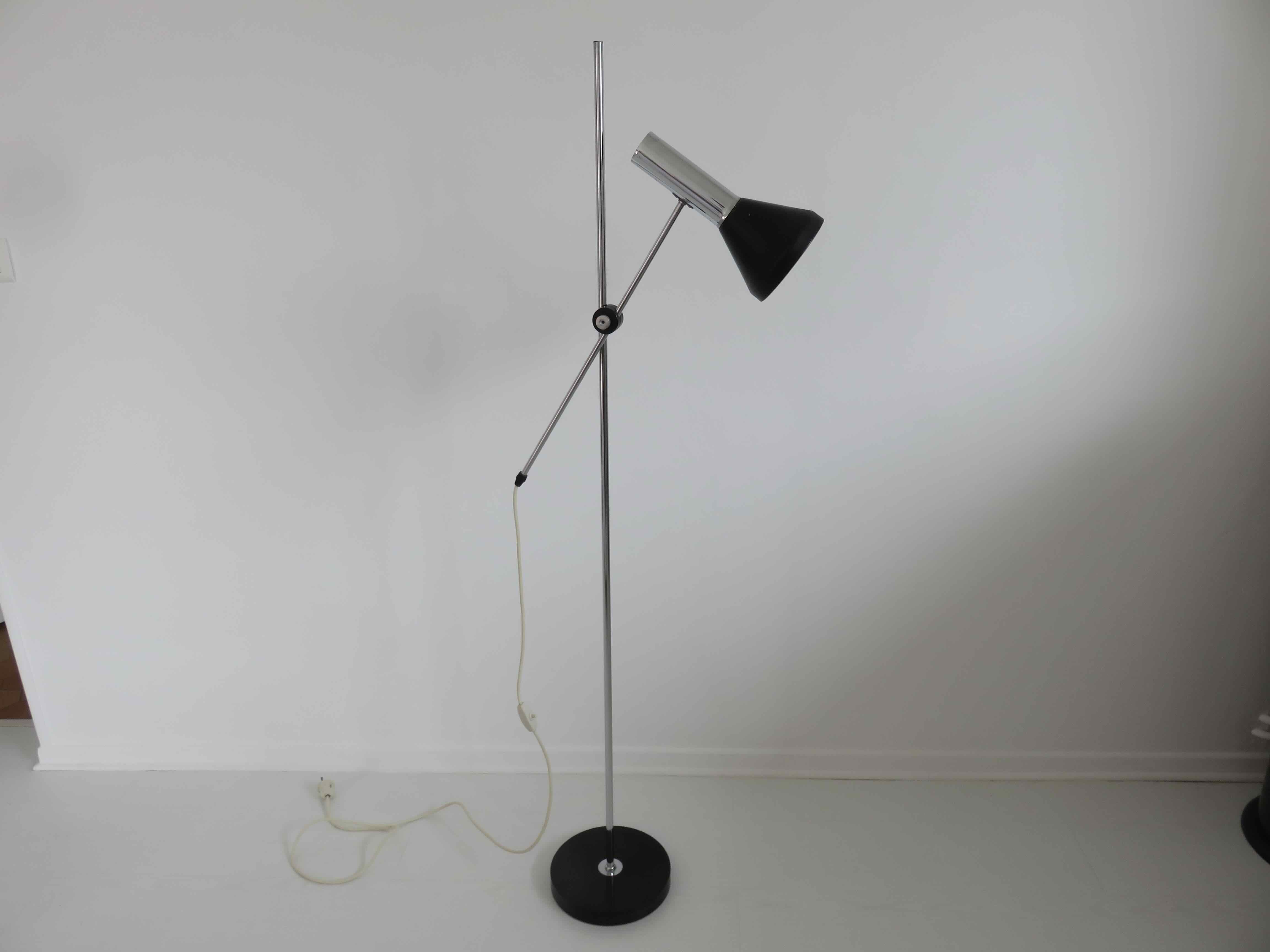 Balance floor lamp in chromed metal and black lacquered metal 60s