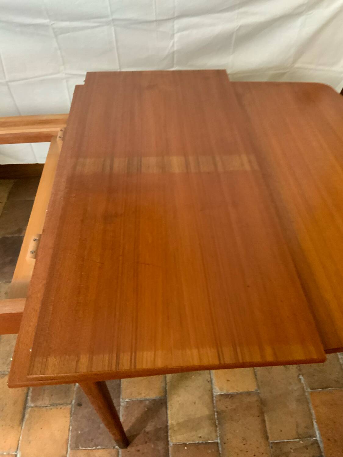 Extendable dining table