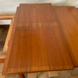 Extendable dining table