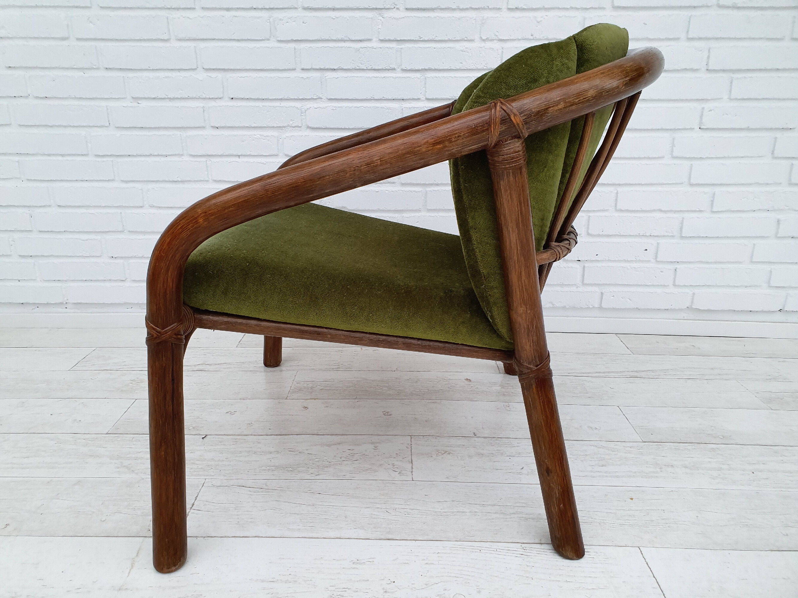 Fauteuil danois, rotin, velours, années 70