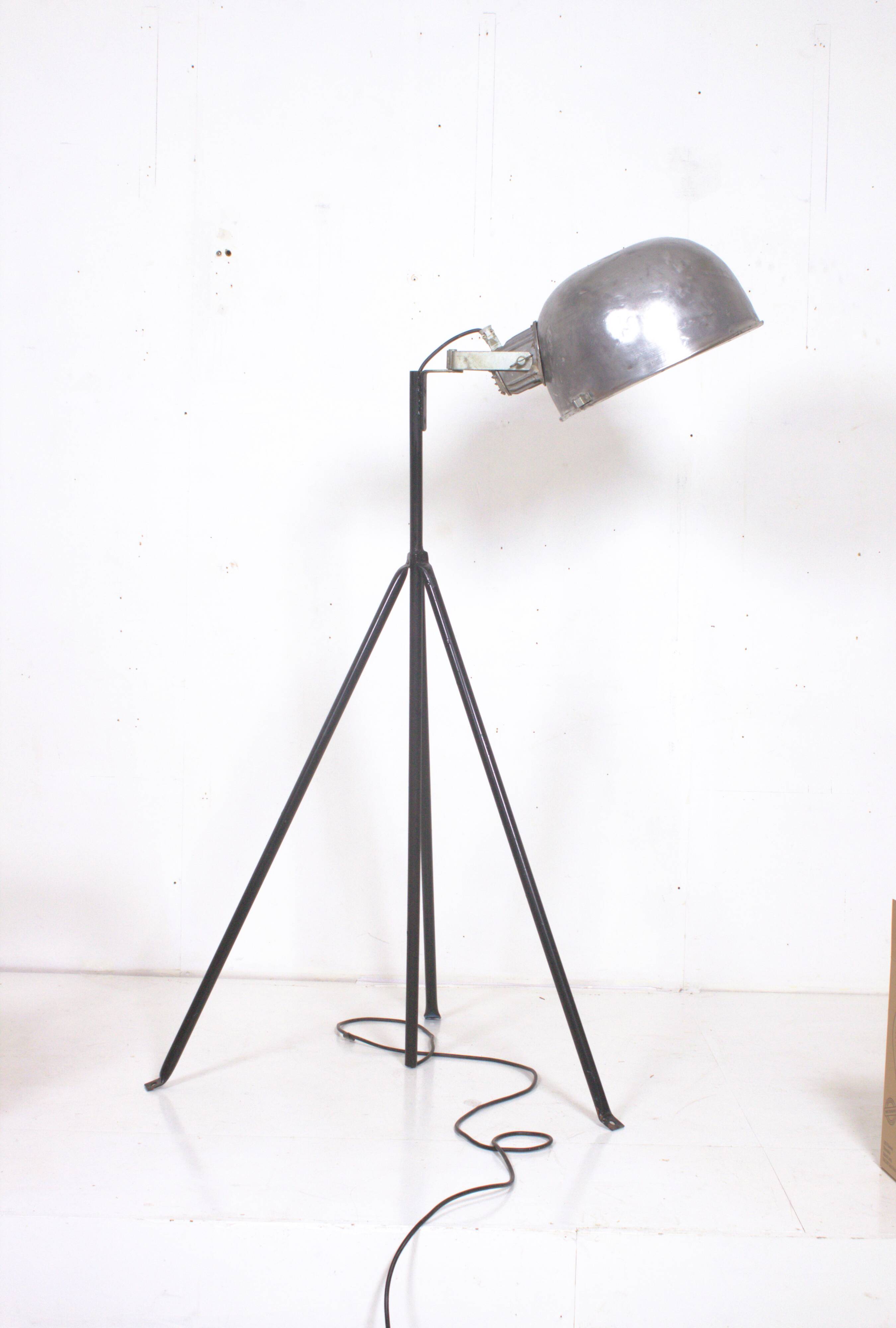 Industrial lamp with adjustable aluminum lampshade