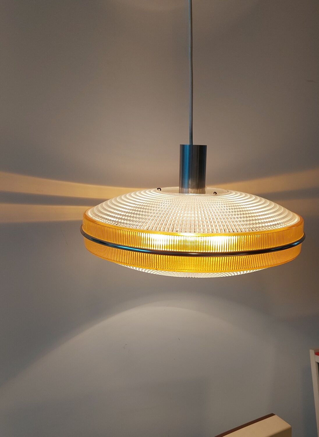 Suspension UFO space age around 1970