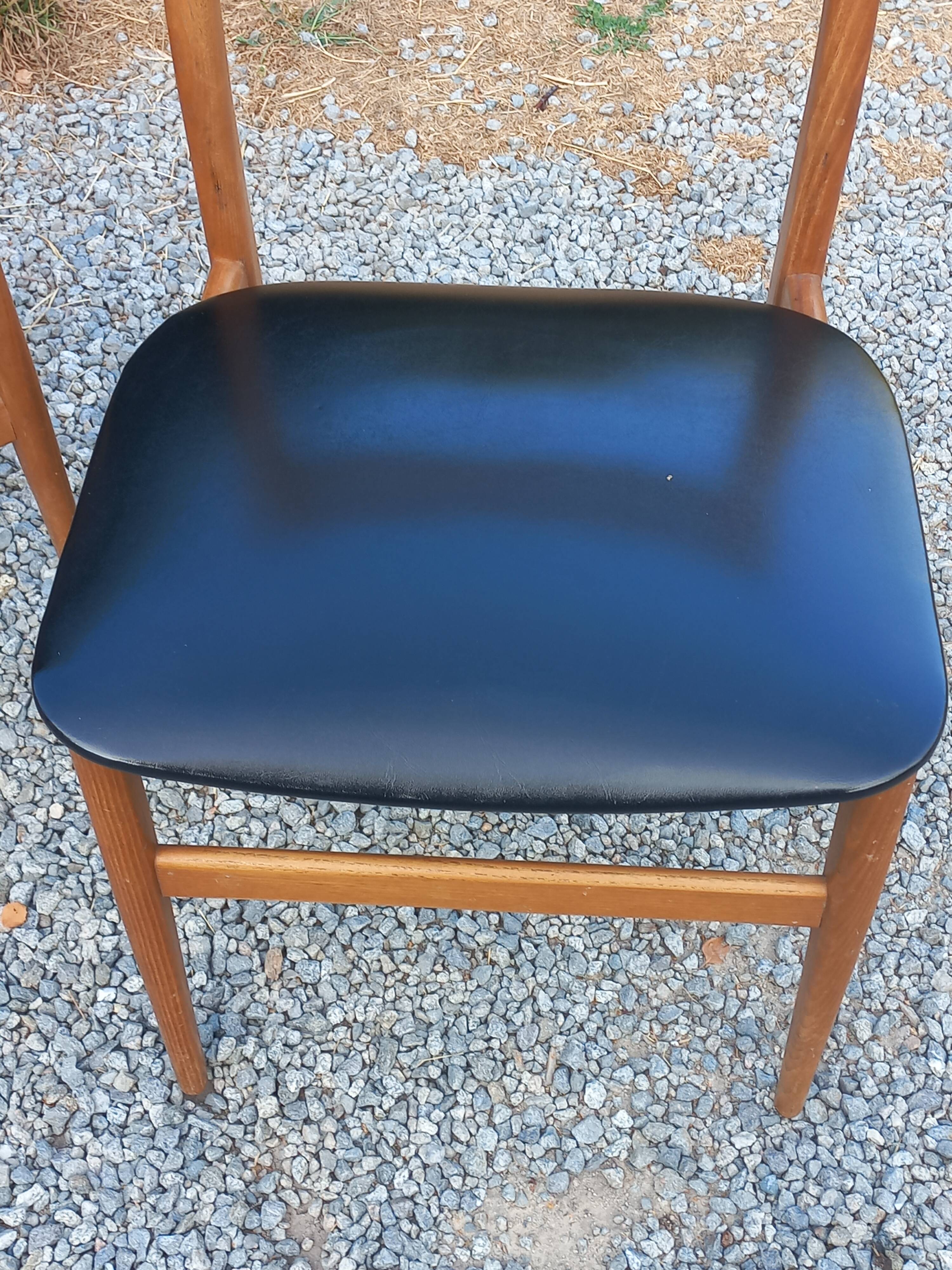 Set of 4 Scandinavian-style teak chairs from the 1970s.