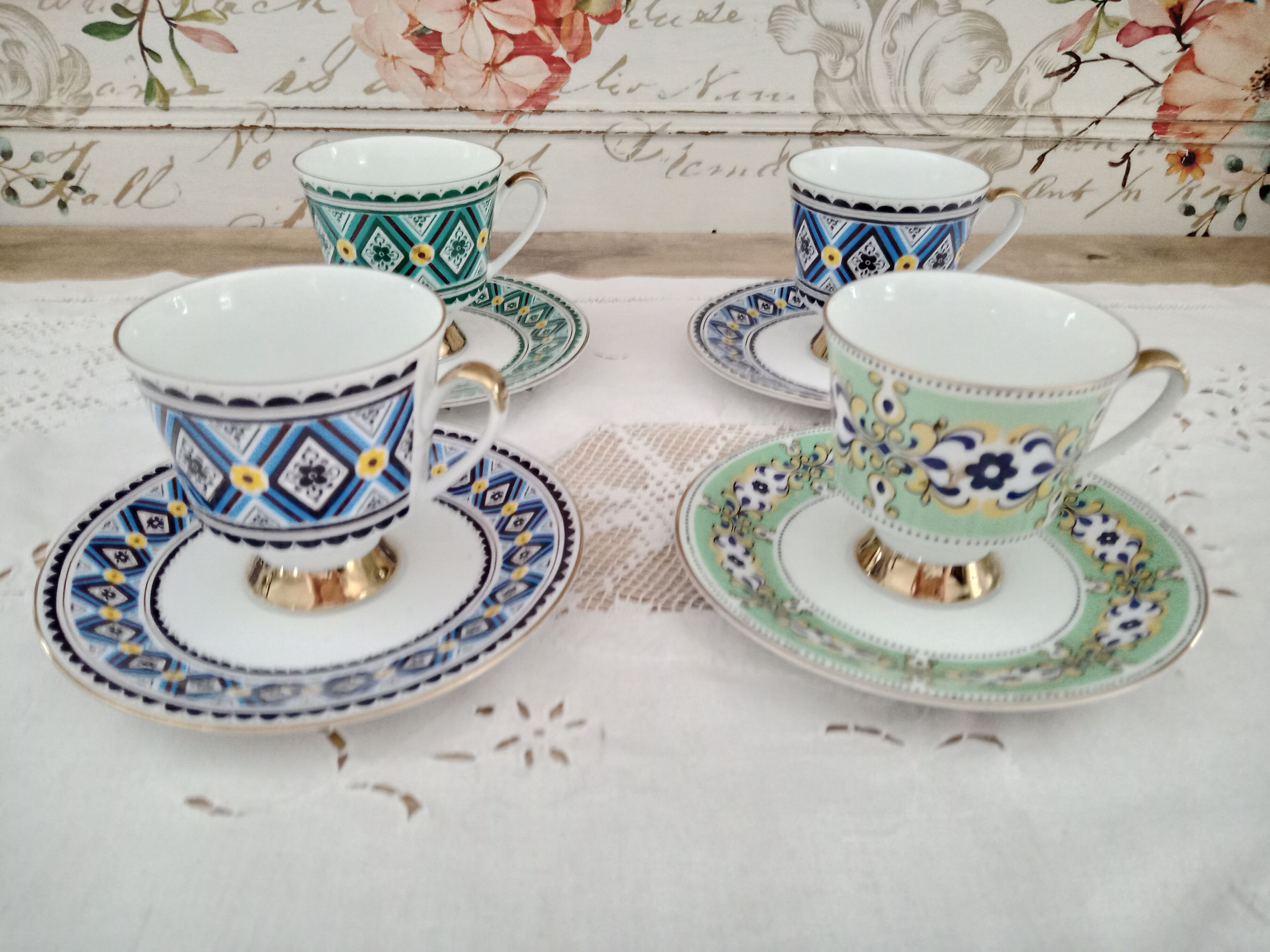 Lot de 4 tasses à café et 4 sous-tasses en porcelaine Bavaria motifs assortis camaïeu bleus et verts