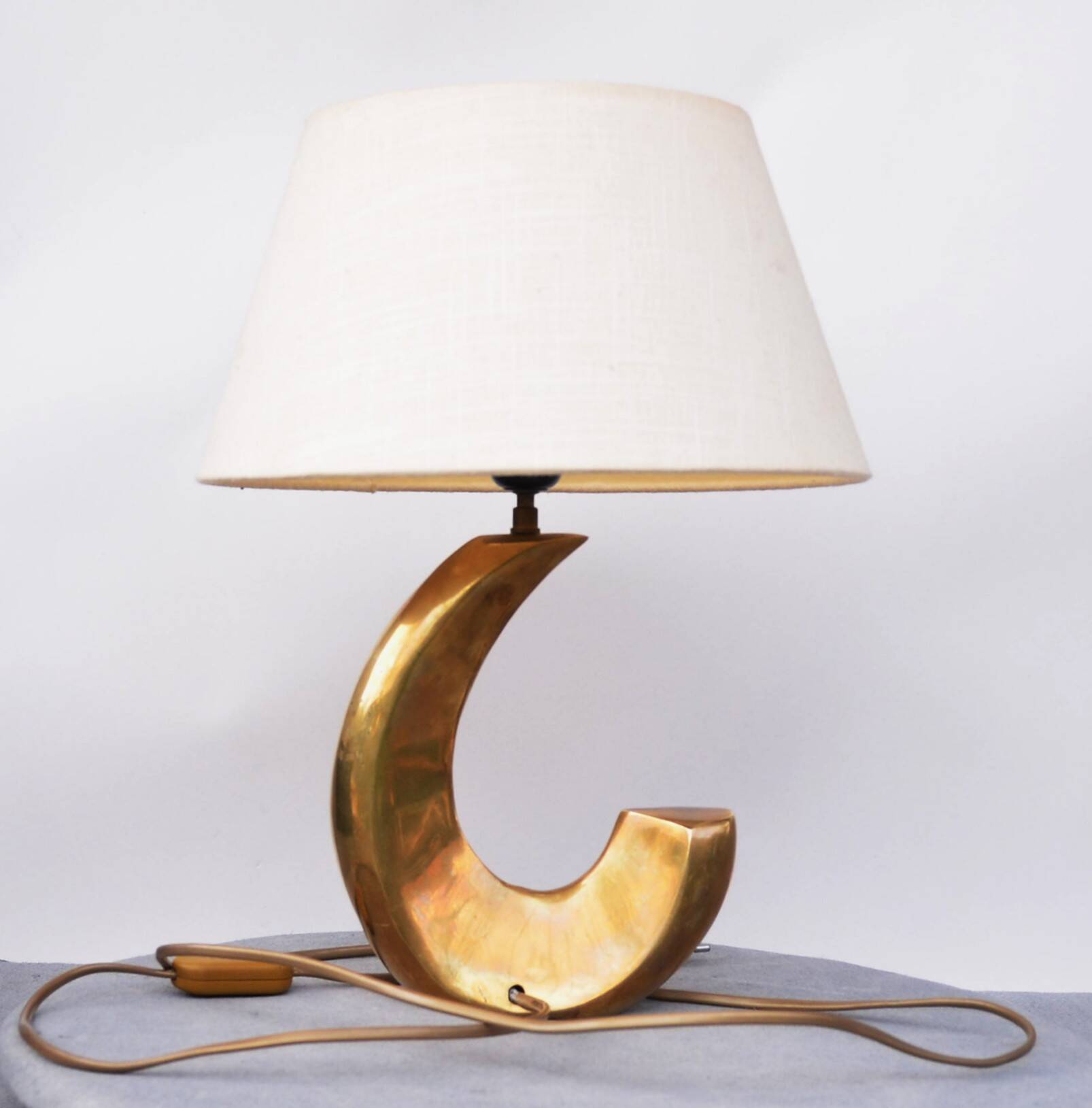 Lampe de table sculpturale en laiton en forme de vague