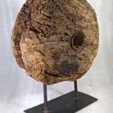Ancienne roue de poulie en bois sur pied