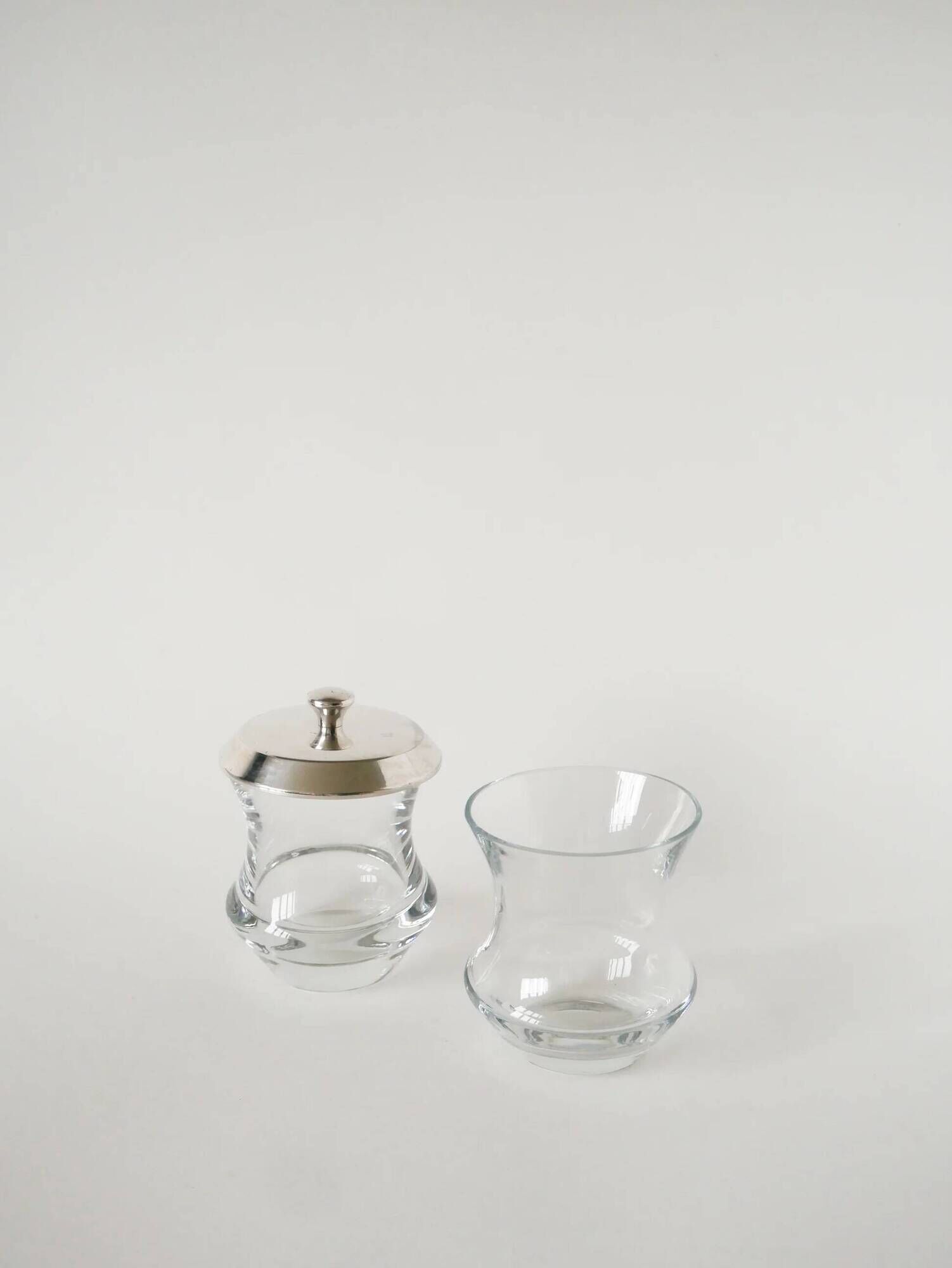 Pair of crystal and silver-plated condiment pots, Saint Hilaire, 1960.